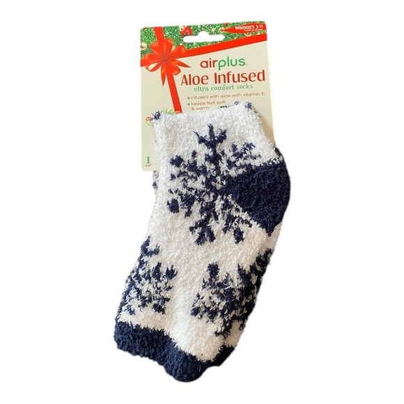 Women's Airplus Aloe Infused Socks White Blue Snowflakes Fuzzy Winter Warm NEW - Picture 1 of 4